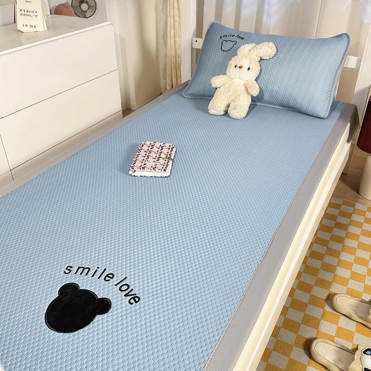 91家纺网 家纺一手货源 找家纺 奇丝雅 2026新款夏季A类真PE凉感冰豆豆凉席冰丝床单单件冰丝席可机洗单人-学生床 八宝熊-蓝