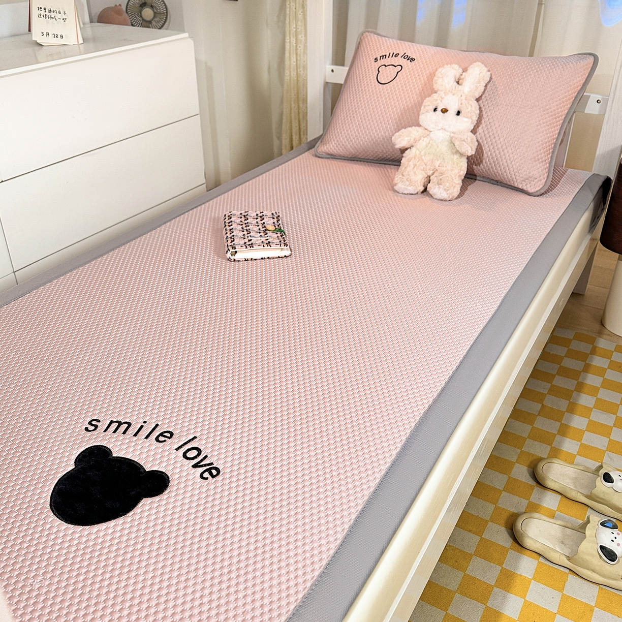 91家纺网 家纺一手货源 找家纺 奇丝雅 2026新款夏季A类真PE凉感冰豆豆凉席冰丝床单单件冰丝席可机洗单人-学生床 八宝熊-粉