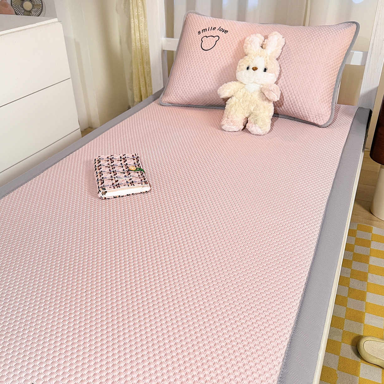 91家纺网 家纺一手货源 找家纺 奇丝雅 2026新款夏季A类真PE凉感冰豆豆凉席冰丝床单单件冰丝席可机洗单人-学生床 八宝熊-粉