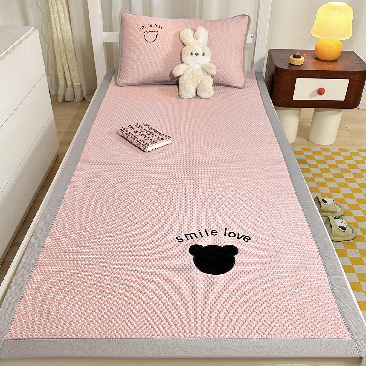 91家纺网 家纺一手货源 找家纺 奇丝雅 2026新款夏季A类真PE凉感冰豆豆凉席冰丝床单单件冰丝席可机洗单人-学生床 八宝熊-粉