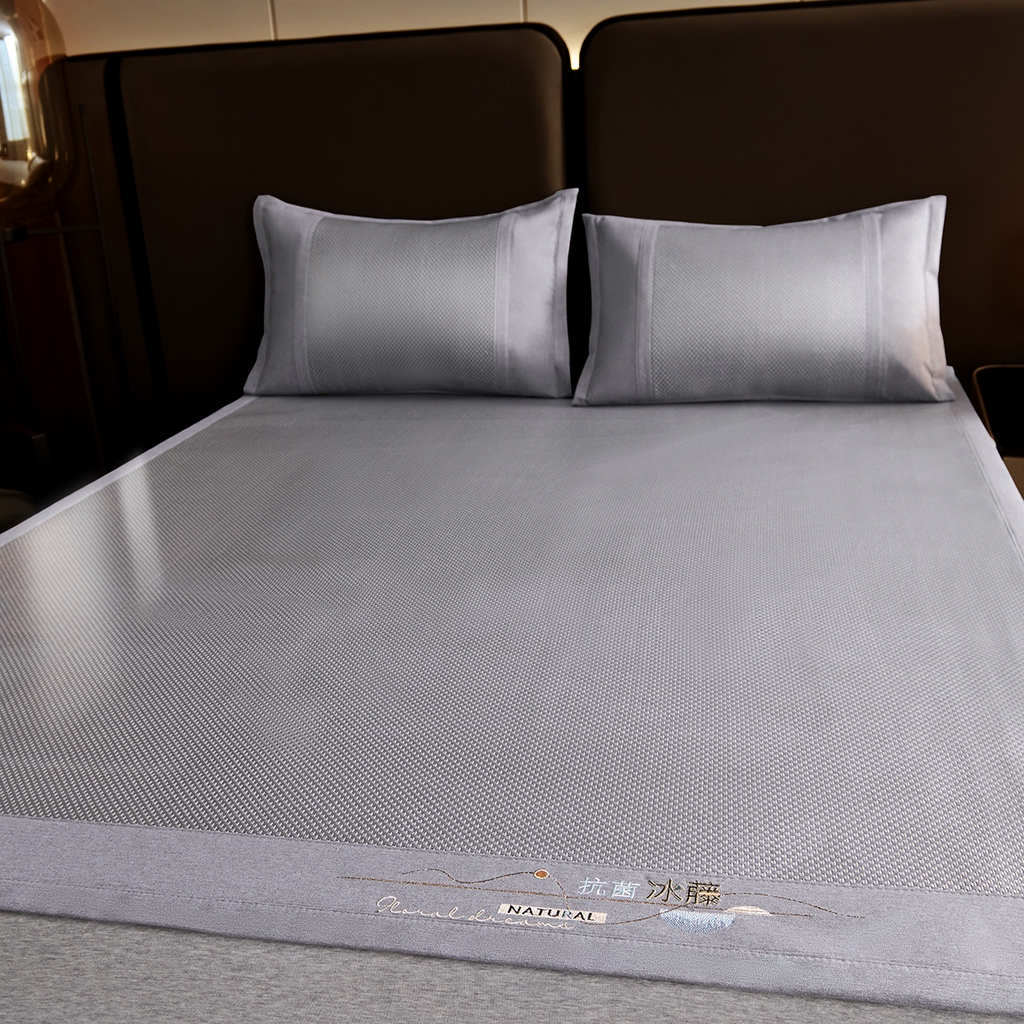 91家纺网 家纺一手货源 找家纺 青雅席业 2026新款防滑3D复合冰藤凉席三件套 冰藤-落日-灰