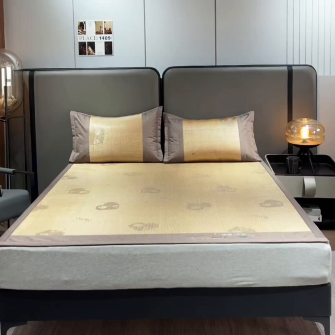 91家纺网 家纺一手货源 找家纺 青雅席业 2026新款防滑3D复合冰藤凉席三件套 冰藤-心心相印-金