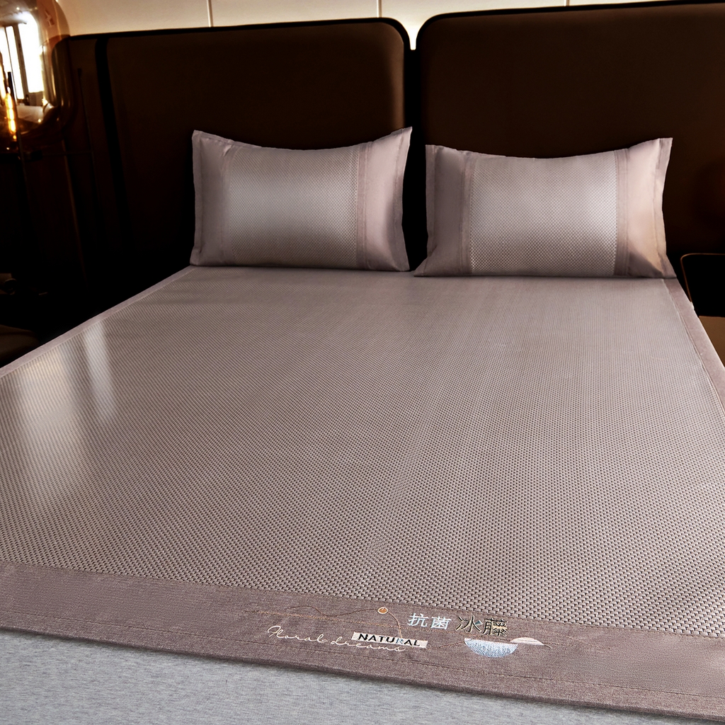 91家纺网 家纺一手货源 找家纺 青雅席业 2026新款防滑3D复合冰藤凉席三件套 冰藤-落日-香槟