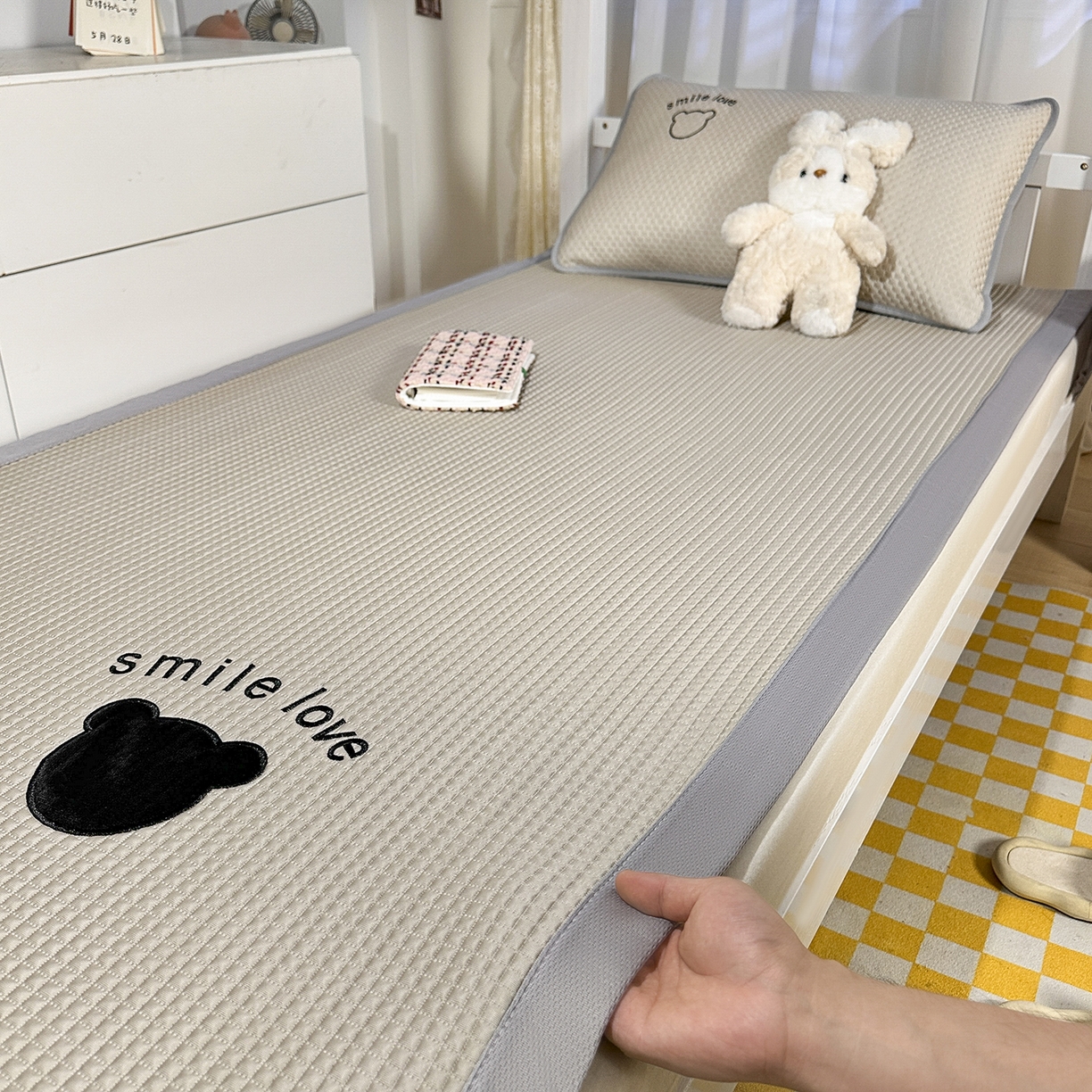 91家纺网 家纺一手货源 找家纺 奇丝雅 2026新款夏季A类真PE凉感冰豆豆凉席冰丝床单单件冰丝席可机洗单人-学生床 八宝熊-咖