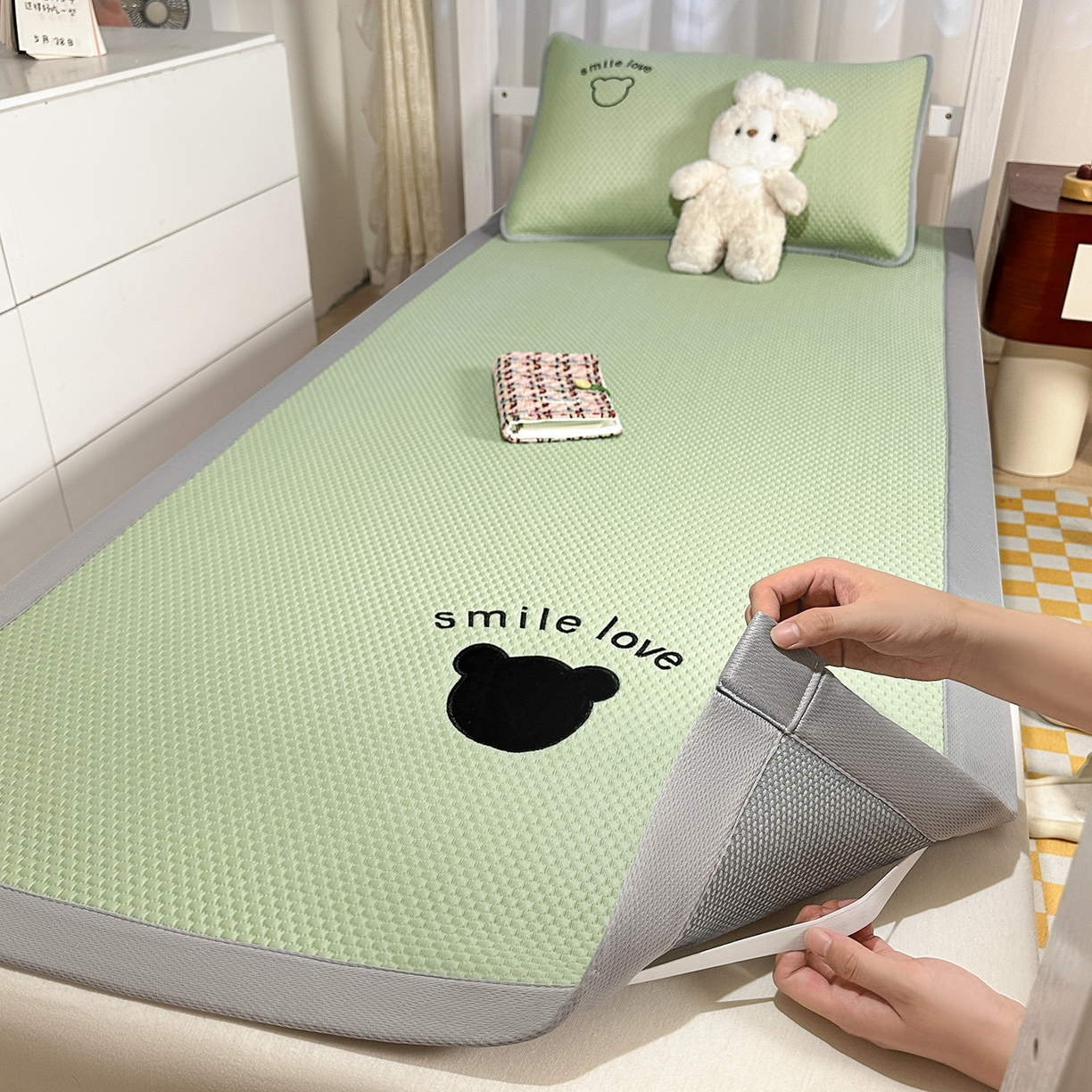 91家纺网 家纺一手货源 找家纺 奇丝雅 2026新款夏季A类真PE凉感冰豆豆凉席冰丝床单单件冰丝席可机洗单人-学生床 八宝熊-绿