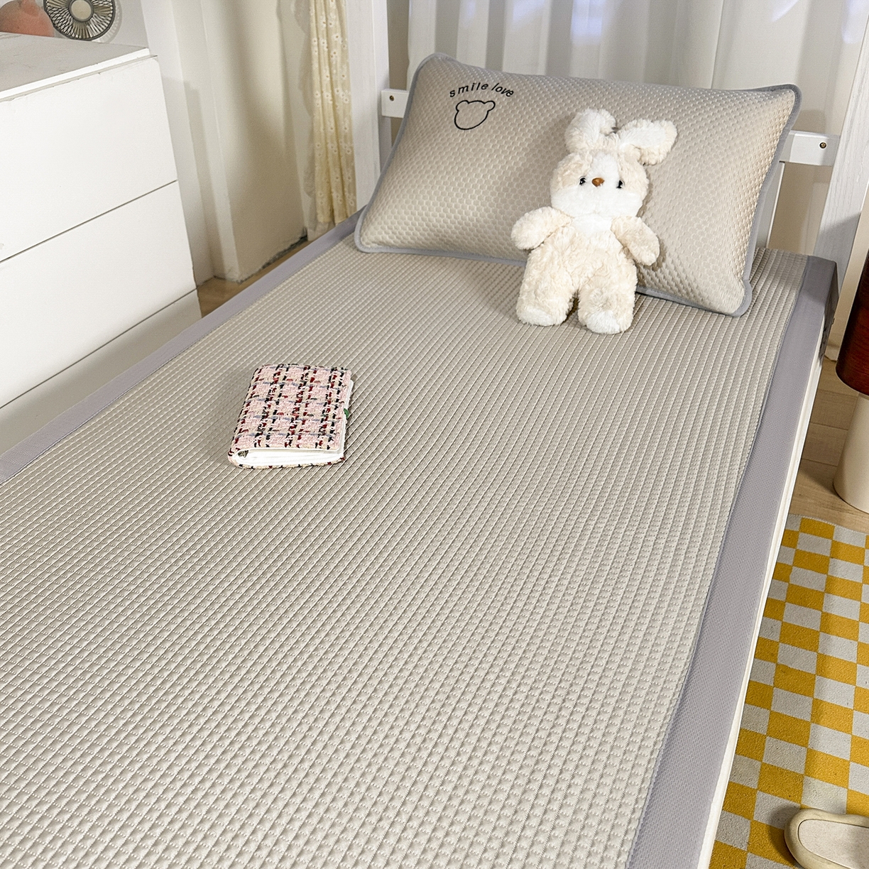 91家纺网 家纺一手货源 找家纺 奇丝雅 2026新款夏季A类真PE凉感冰豆豆凉席冰丝床单单件冰丝席可机洗单人-学生床 八宝熊-咖