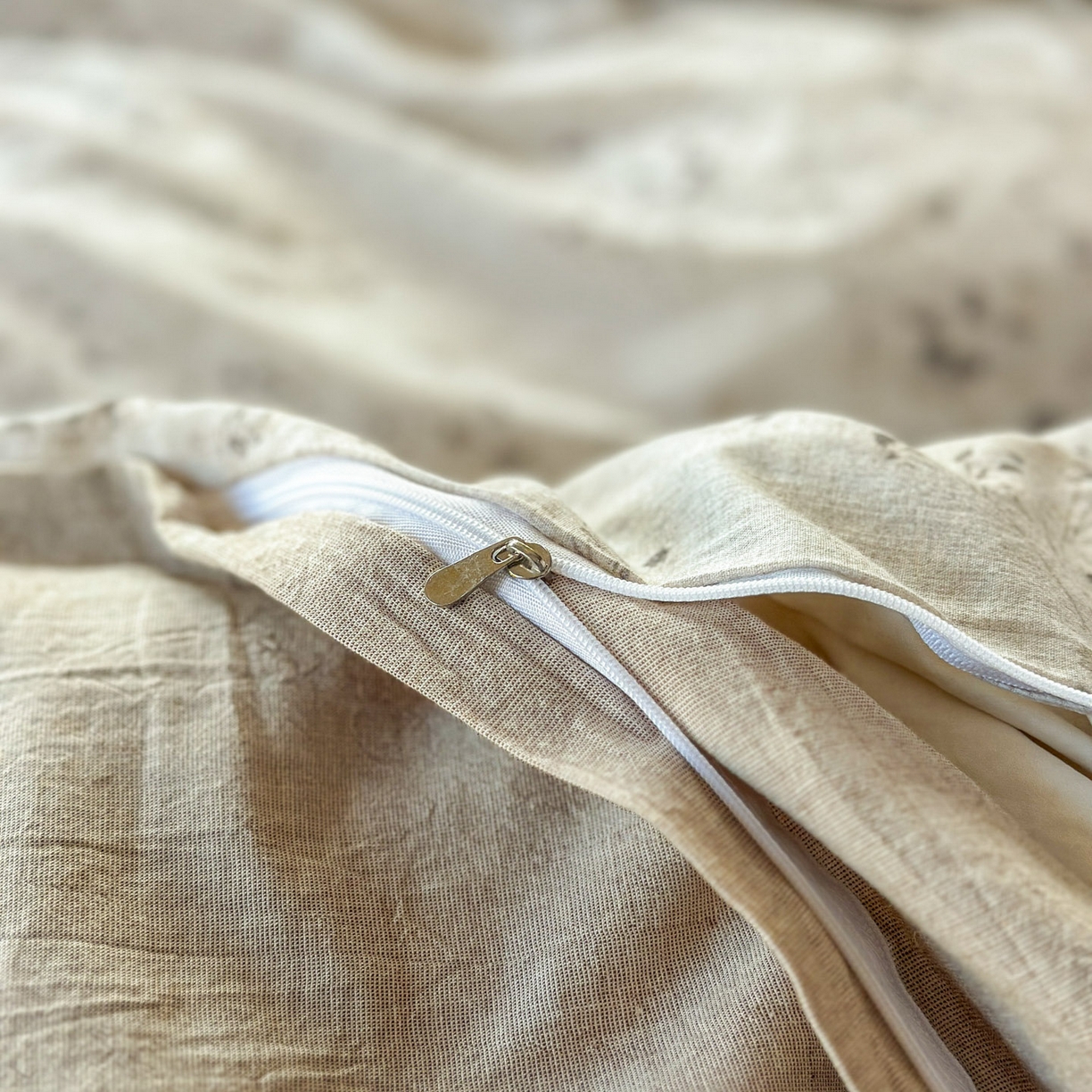 91家纺网 家纺一手货源 找家纺 田野 2026新款全棉棉麻四件套-碎花系列 爱在春秋 灰