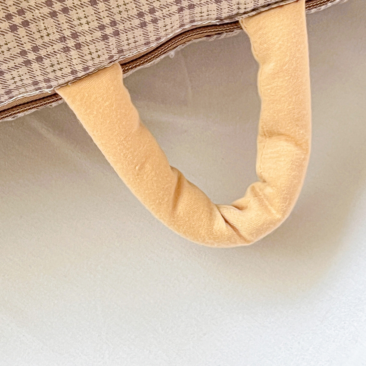 91家纺网 家纺一手货源 找家纺 古本家居 2026新款四季款水洗KT抱枕被 四季水洗KT咖格