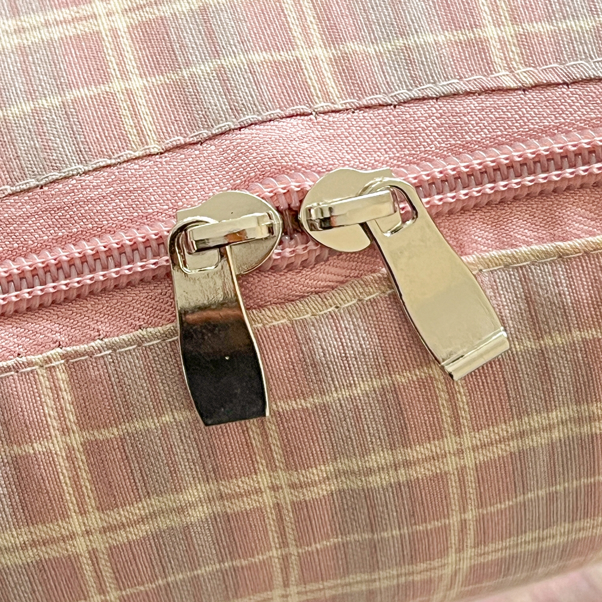 91家纺网 家纺一手货源 找家纺 古本家居 2026新款四季款水洗KT抱枕被 四季水洗KT粉格