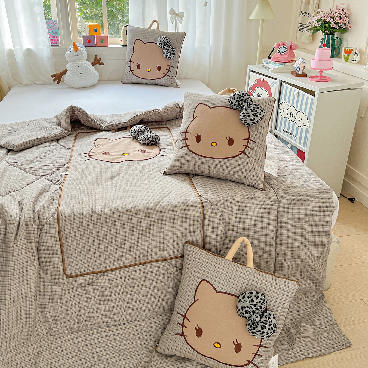 91家纺网 家纺一手货源 找家纺 古本家居 2026新款四季款水洗KT抱枕被 四季水洗KT蓝格