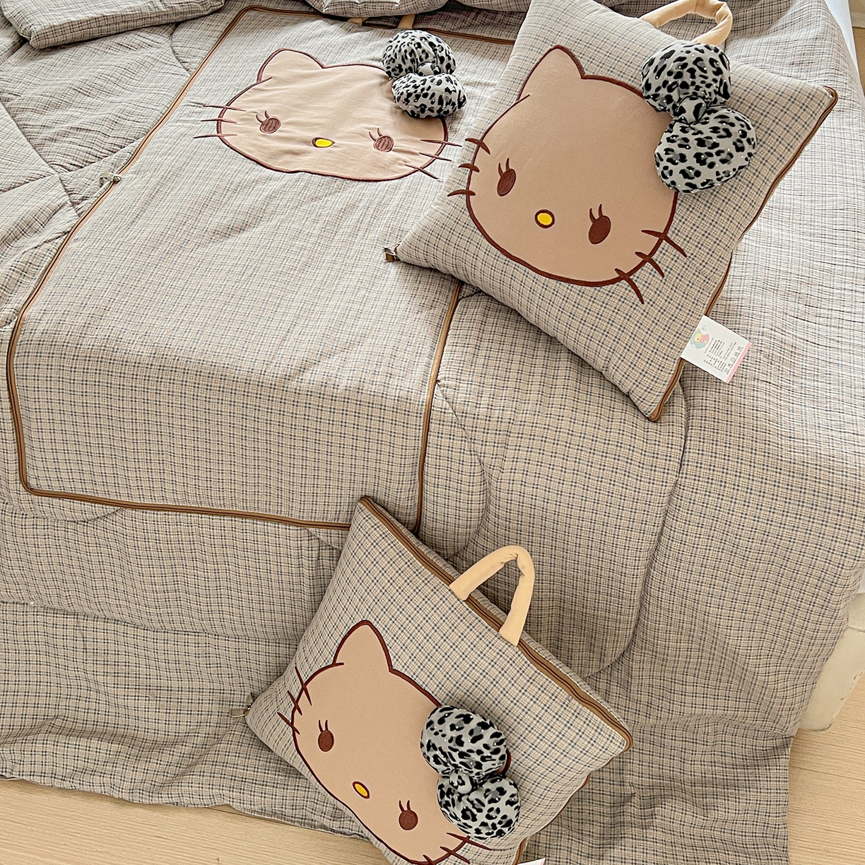 91家纺网 家纺一手货源 找家纺 古本家居 2026新款四季款水洗KT抱枕被 四季水洗KT蓝格