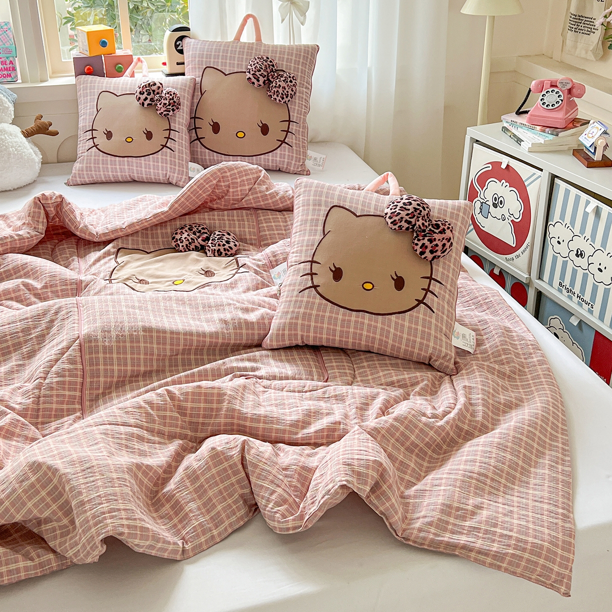 91家纺网 家纺一手货源 找家纺 古本家居 2026新款四季款水洗KT抱枕被 四季水洗KT粉格