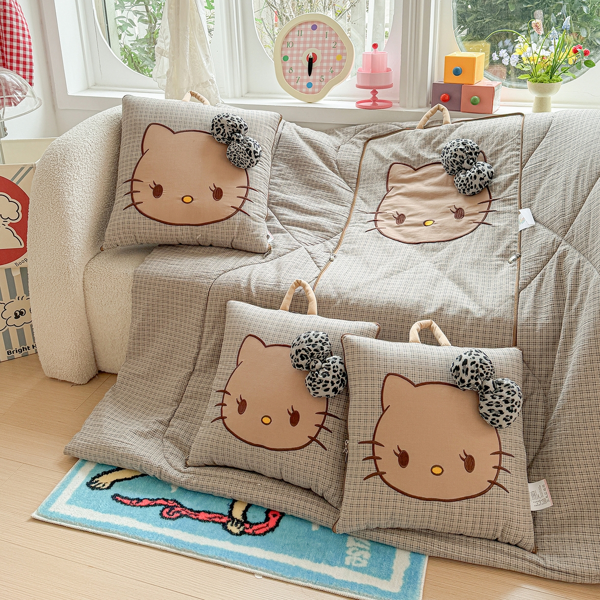 91家纺网 家纺一手货源 找家纺 古本家居 2026新款四季款水洗KT抱枕被 四季水洗KT蓝格