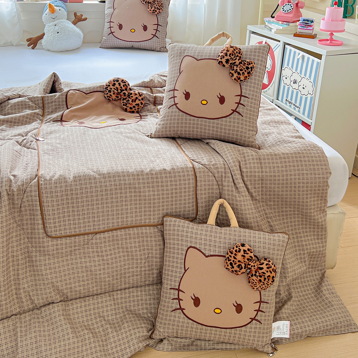 91家纺网 家纺一手货源 找家纺 古本家居 2026新款四季款水洗KT抱枕被 四季水洗KT咖格