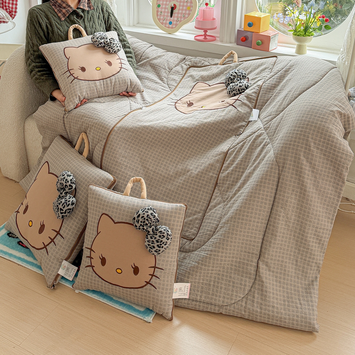 91家纺网 家纺一手货源 找家纺 古本家居 2026新款四季款水洗KT抱枕被 四季水洗KT蓝格