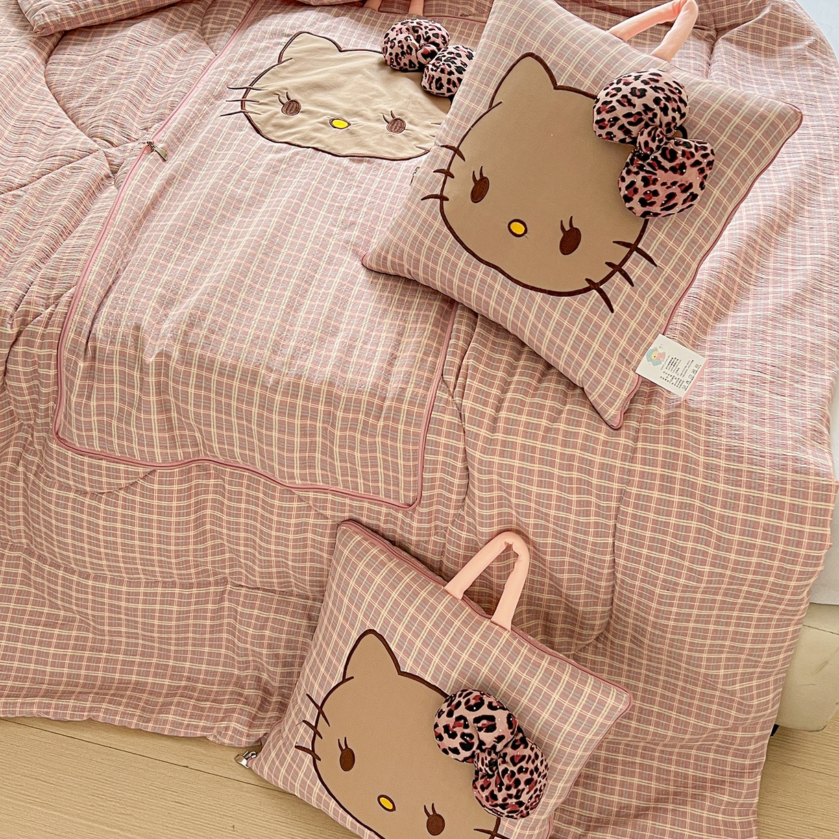 91家纺网 家纺一手货源 找家纺 古本家居 2026新款四季款水洗KT抱枕被 四季水洗KT粉格