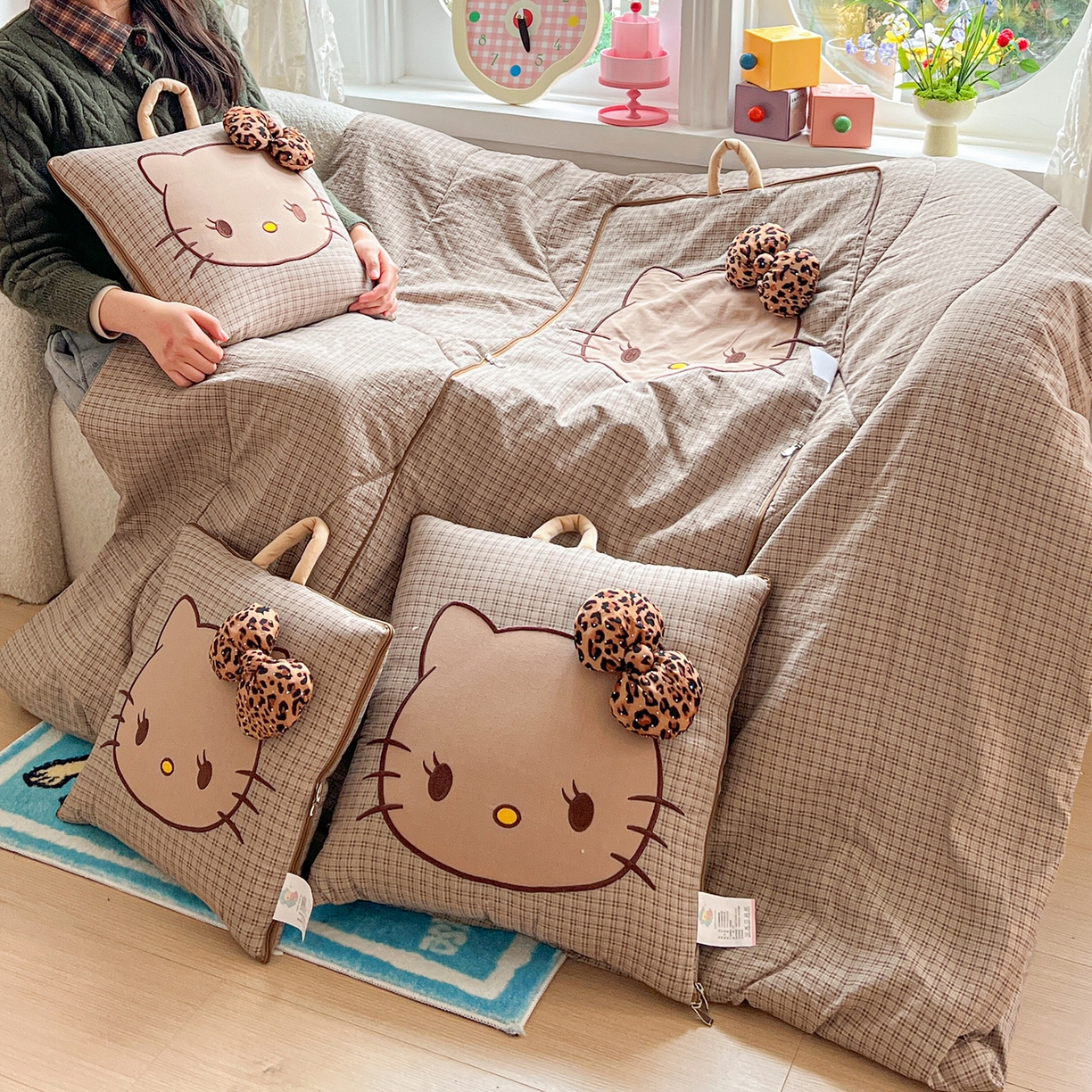 91家纺网 家纺一手货源 找家纺 古本家居 2026新款四季款水洗KT抱枕被 四季水洗KT咖格