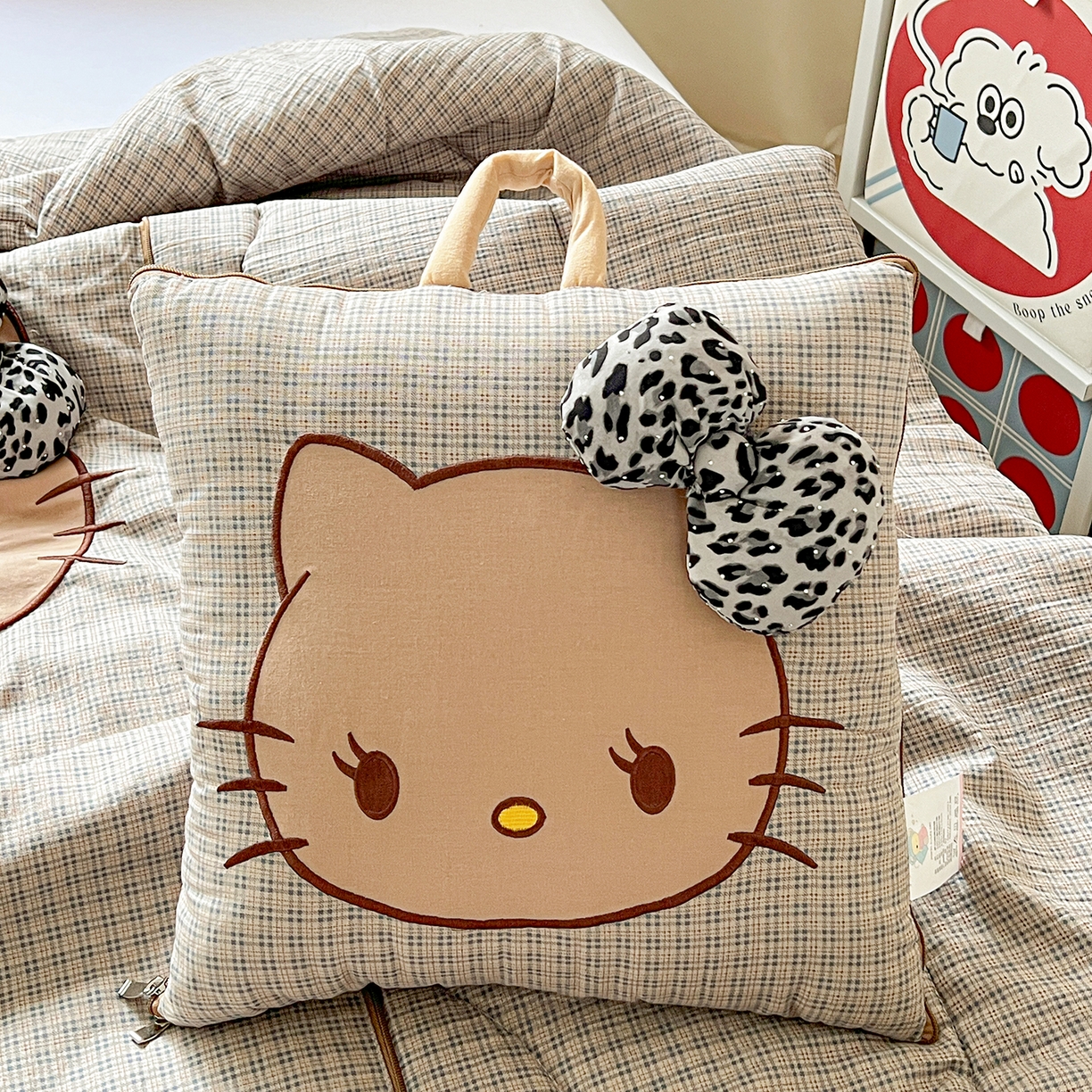 91家纺网 家纺一手货源 找家纺 古本家居 2026新款四季款水洗KT抱枕被 四季水洗KT蓝格