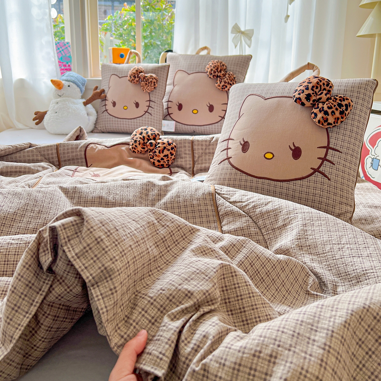 91家纺网 家纺一手货源 找家纺 古本家居 2026新款四季款水洗KT抱枕被 四季水洗KT咖格