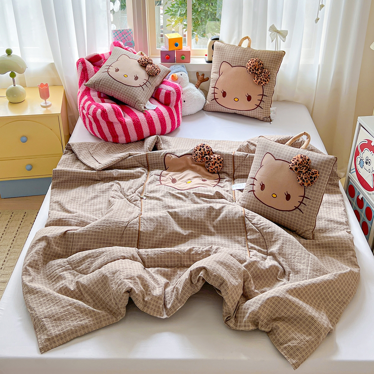 91家纺网 家纺一手货源 找家纺 古本家居 2026新款四季款水洗KT抱枕被 四季水洗KT咖格