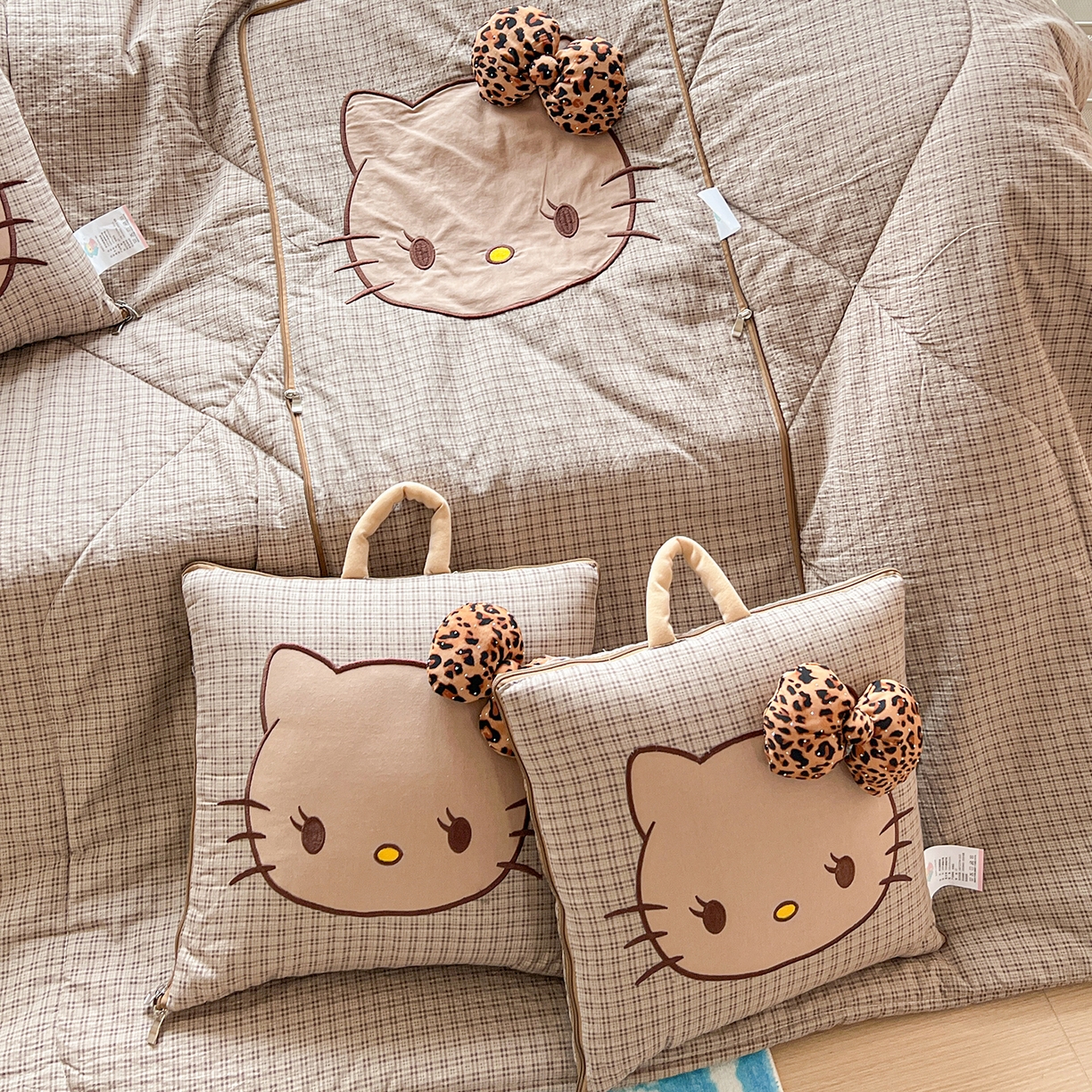 91家纺网 家纺一手货源 找家纺 古本家居 2026新款四季款水洗KT抱枕被 四季水洗KT咖格