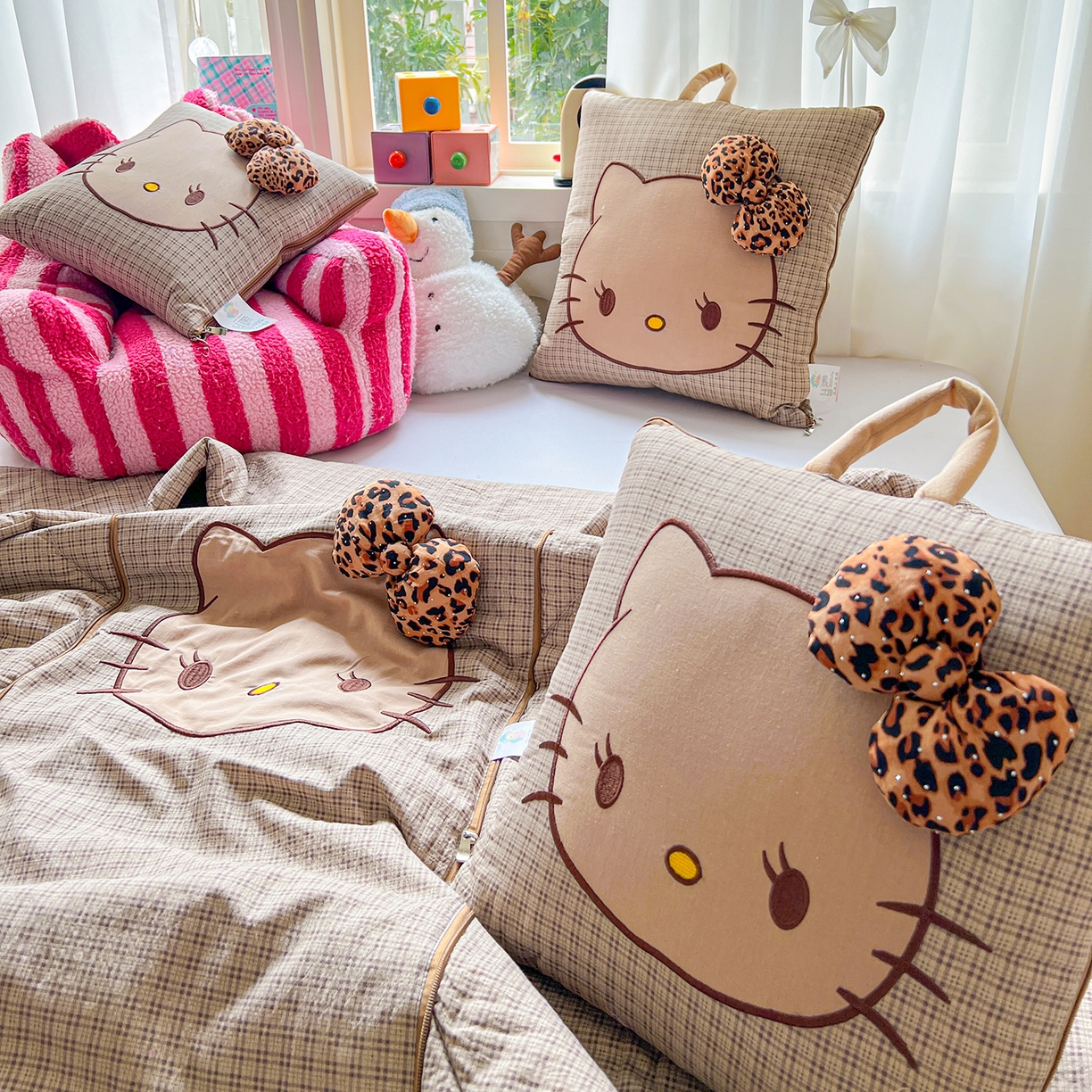 91家纺网 家纺一手货源 找家纺 古本家居 2026新款四季款水洗KT抱枕被 四季水洗KT咖格