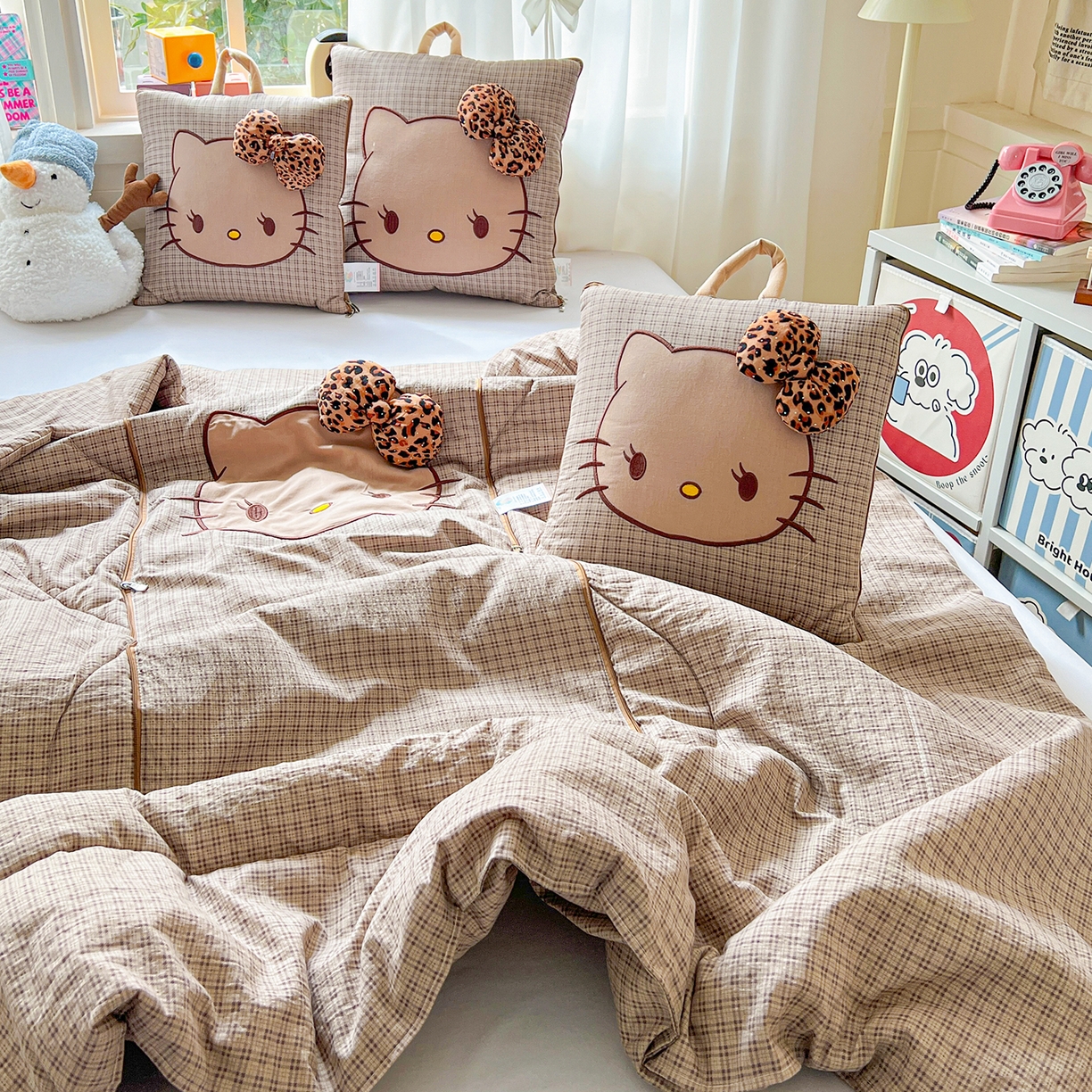 91家纺网 家纺一手货源 找家纺 古本家居 2026新款四季款水洗KT抱枕被 四季水洗KT咖格