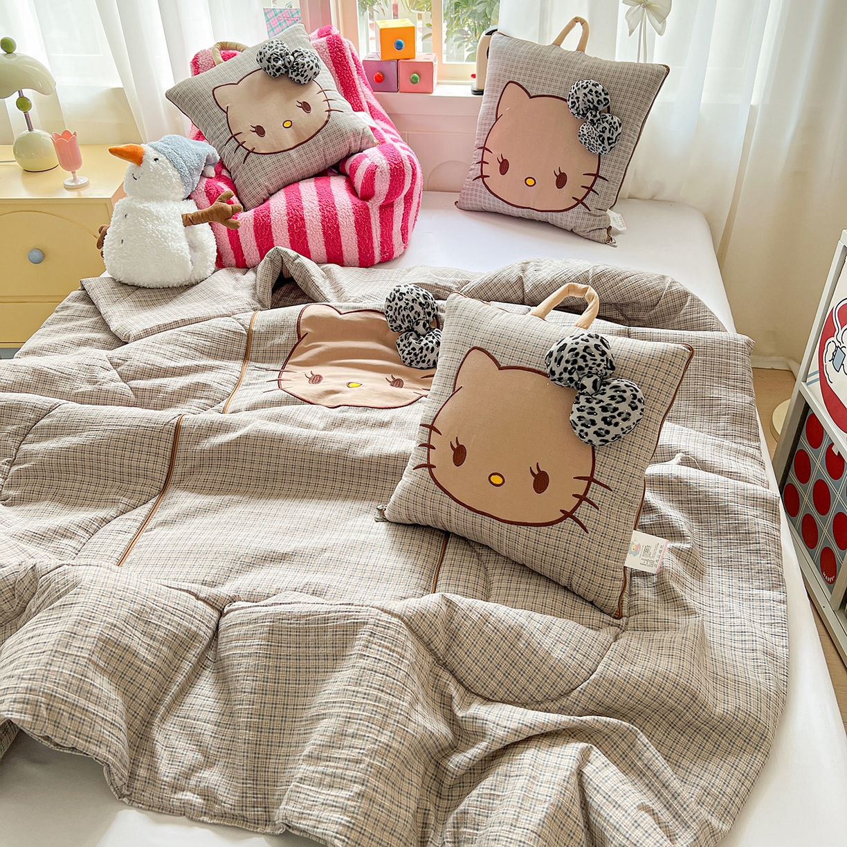 91家纺网 家纺一手货源 找家纺 古本家居 2026新款四季款水洗KT抱枕被 四季水洗KT蓝格