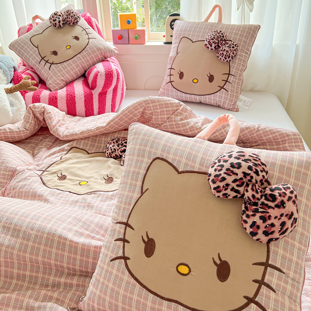 91家纺网 家纺一手货源 找家纺 古本家居 2026新款四季款水洗KT抱枕被 四季水洗KT粉格