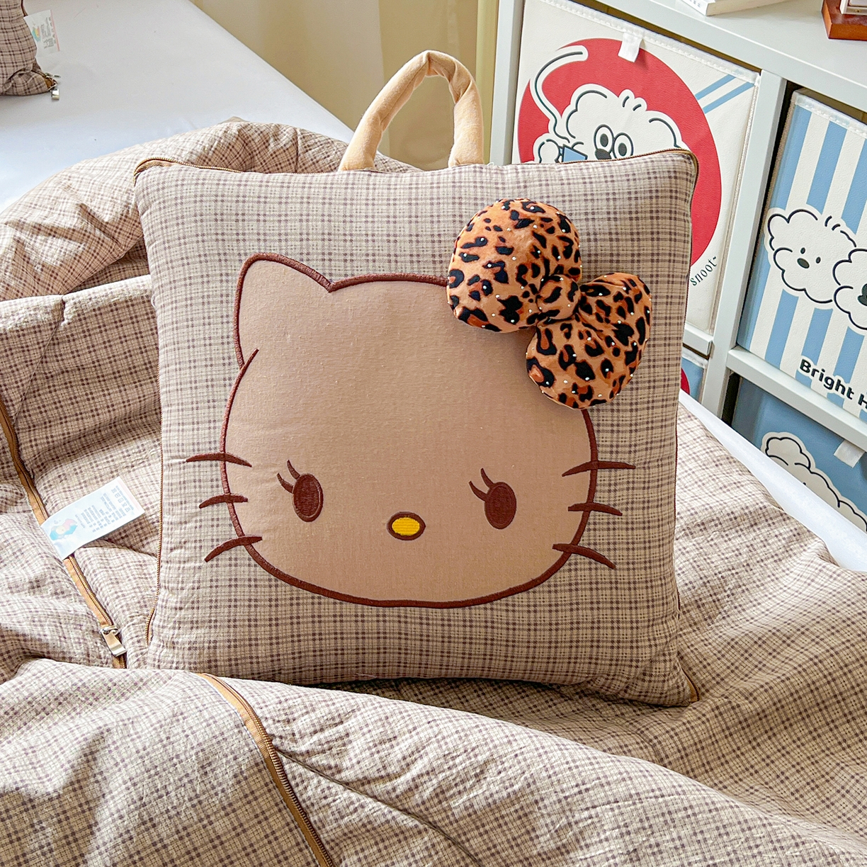 91家纺网 家纺一手货源 找家纺 古本家居 2026新款四季款水洗KT抱枕被 四季水洗KT咖格