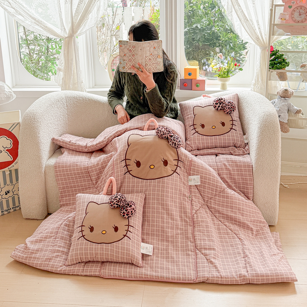 91家纺网 家纺一手货源 找家纺 古本家居 2026新款四季款水洗KT抱枕被 四季水洗KT粉格