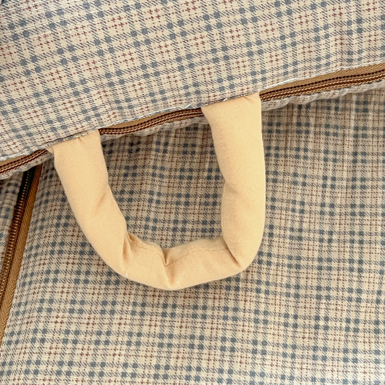 91家纺网 家纺一手货源 找家纺 古本家居 2026新款四季款水洗KT抱枕被 四季水洗KT蓝格