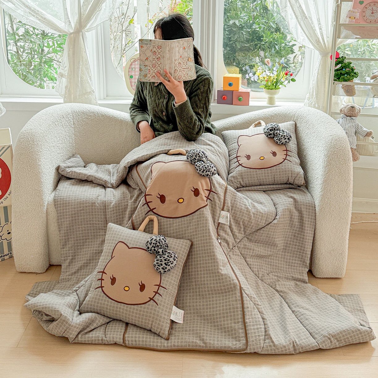 91家纺网 家纺一手货源 找家纺 古本家居 2026新款四季款水洗KT抱枕被 四季水洗KT蓝格