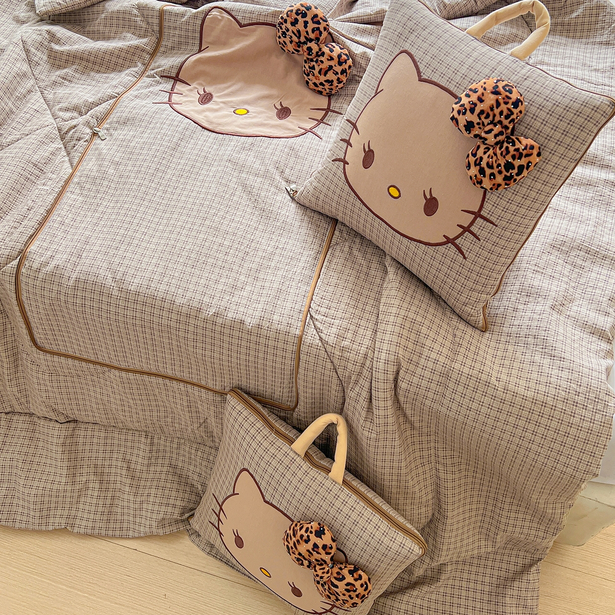 91家纺网 家纺一手货源 找家纺 古本家居 2026新款四季款水洗KT抱枕被 四季水洗KT咖格