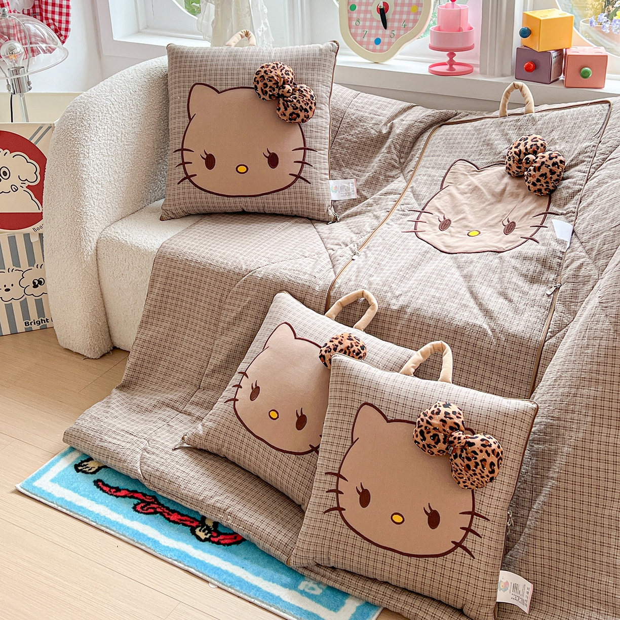 91家纺网 家纺一手货源 找家纺 古本家居 2026新款四季款水洗KT抱枕被 四季水洗KT咖格