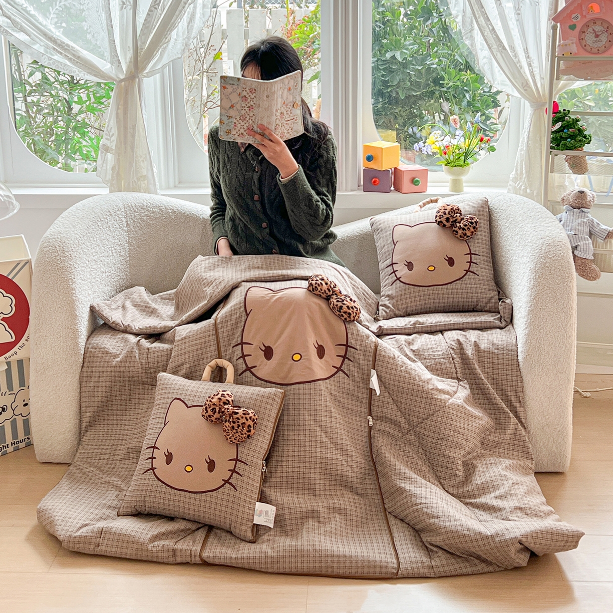 91家纺网 家纺一手货源 找家纺 古本家居 2026新款四季款水洗KT抱枕被 四季水洗KT咖格