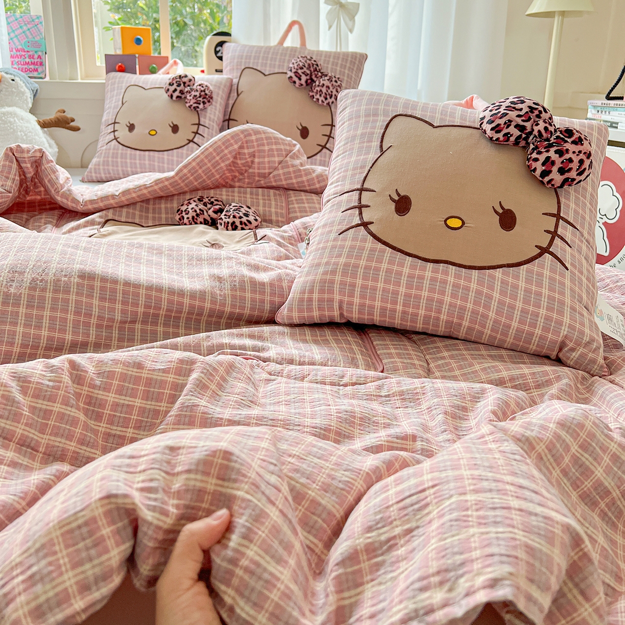 91家纺网 家纺一手货源 找家纺 古本家居 2026新款四季款水洗KT抱枕被 四季水洗KT粉格