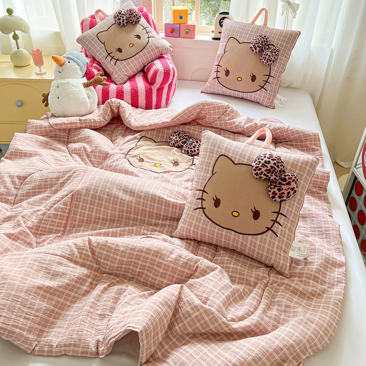 91家纺网 家纺一手货源 找家纺 古本家居 2026新款四季款水洗KT抱枕被 四季水洗KT粉格