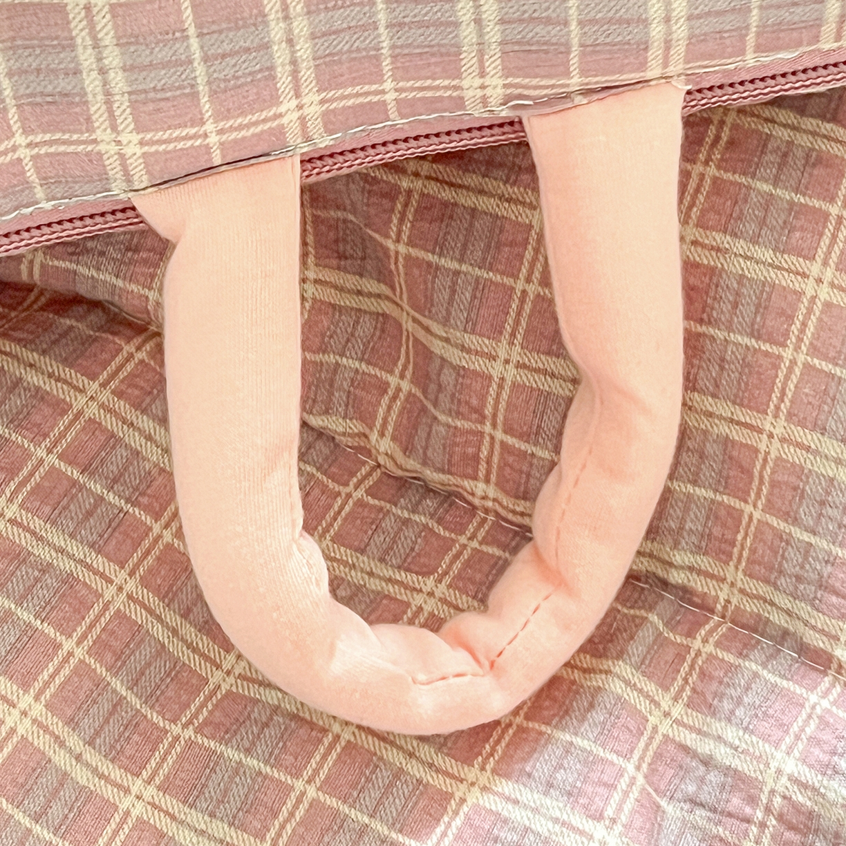 91家纺网 家纺一手货源 找家纺 古本家居 2026新款四季款水洗KT抱枕被 四季水洗KT粉格