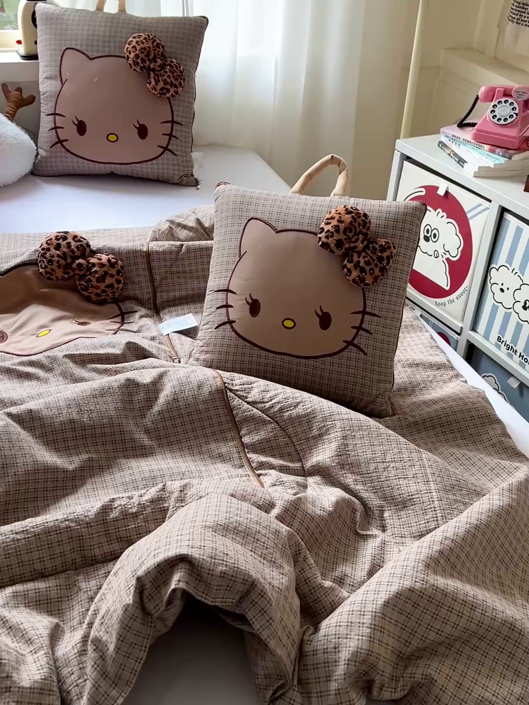 91家纺网 家纺一手货源 找家纺 古本家居 2026新款四季款水洗KT抱枕被 四季水洗KT咖格