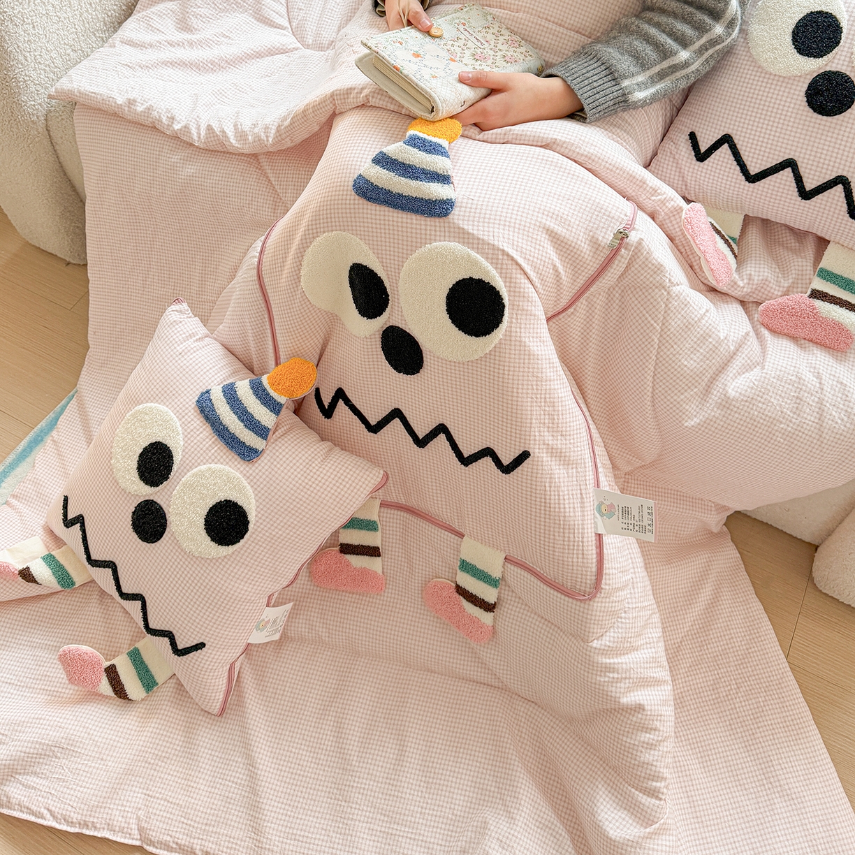 91家纺网 家纺一手货源 找家纺 （总）古本家居 2026新款四季款水洗哈吉米抱枕被