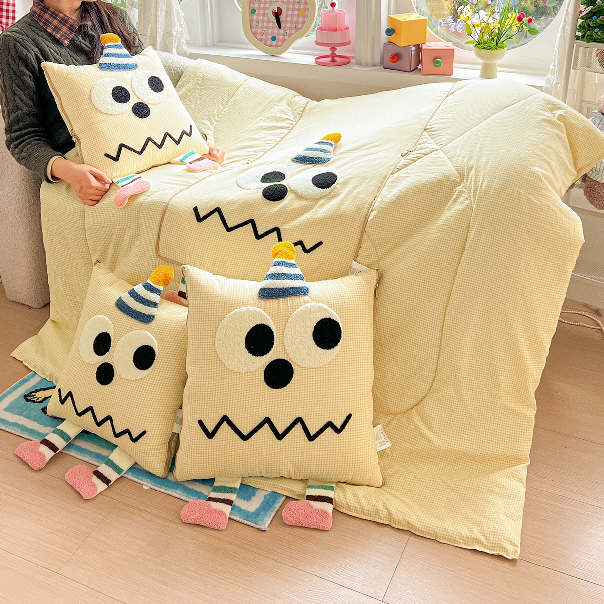 91家纺网 家纺一手货源 找家纺 古本家居 2026新款四季款水洗哈吉米抱枕被 四季立体哈吉米黄格