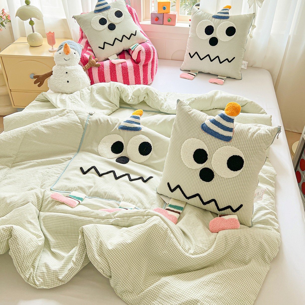 91家纺网 家纺一手货源 找家纺 古本家居 2026新款四季款水洗哈吉米抱枕被 四季立体哈吉米绿格