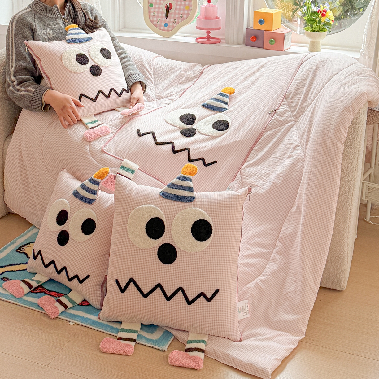 91家纺网 家纺一手货源 找家纺 古本家居 2026新款四季款水洗哈吉米抱枕被 四季立体哈吉米粉格