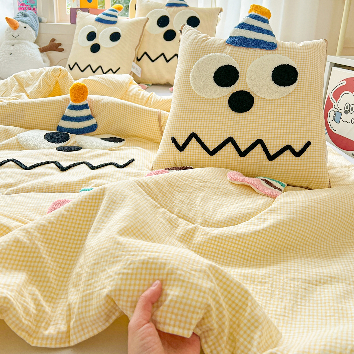 91家纺网 家纺一手货源 找家纺 古本家居 2026新款四季款水洗哈吉米抱枕被 四季立体哈吉米黄格