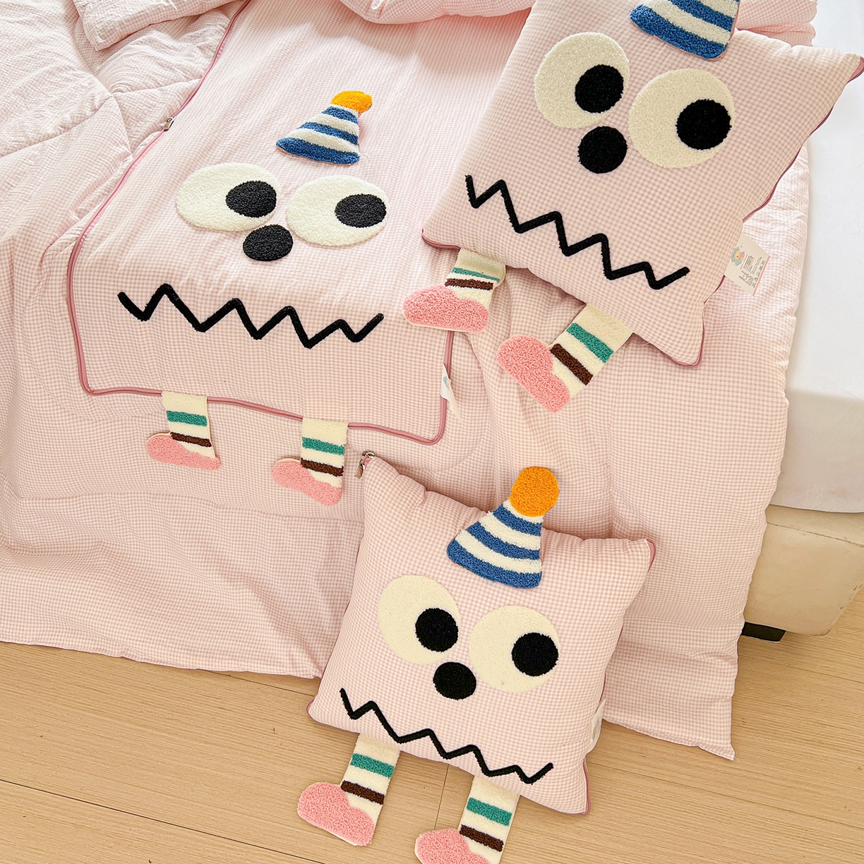 91家纺网 家纺一手货源 找家纺 古本家居 2026新款四季款水洗哈吉米抱枕被 四季立体哈吉米粉格