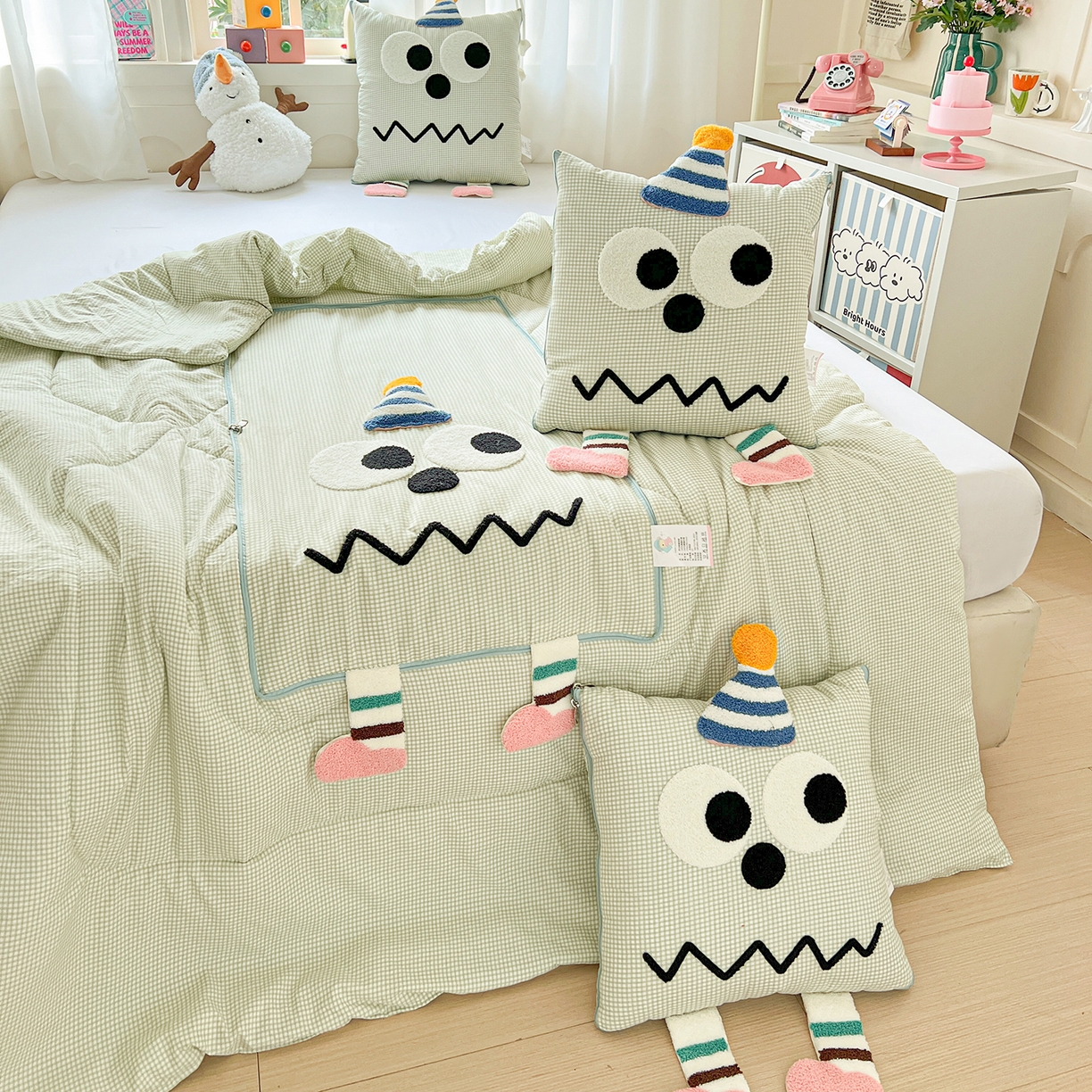 91家纺网 家纺一手货源 找家纺 古本家居 2026新款四季款水洗哈吉米抱枕被 四季立体哈吉米绿格