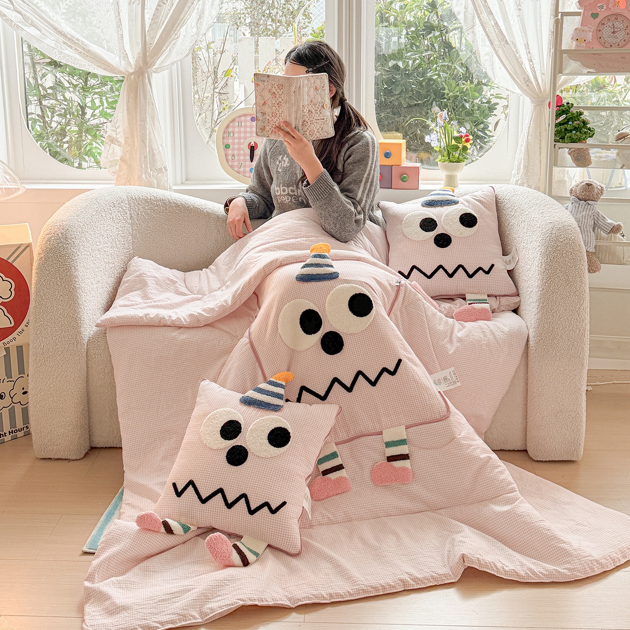 91家纺网 家纺一手货源 找家纺 古本家居 2026新款四季款水洗哈吉米抱枕被 四季立体哈吉米粉格