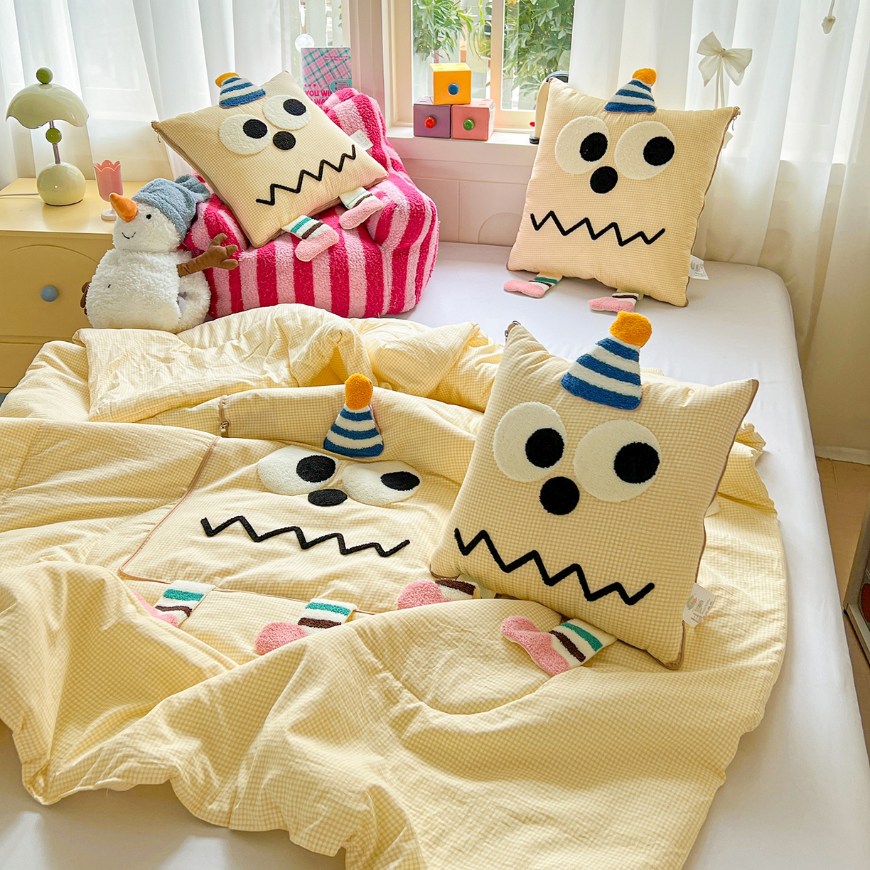 91家纺网 家纺一手货源 找家纺 古本家居 2026新款四季款水洗哈吉米抱枕被 四季立体哈吉米黄格