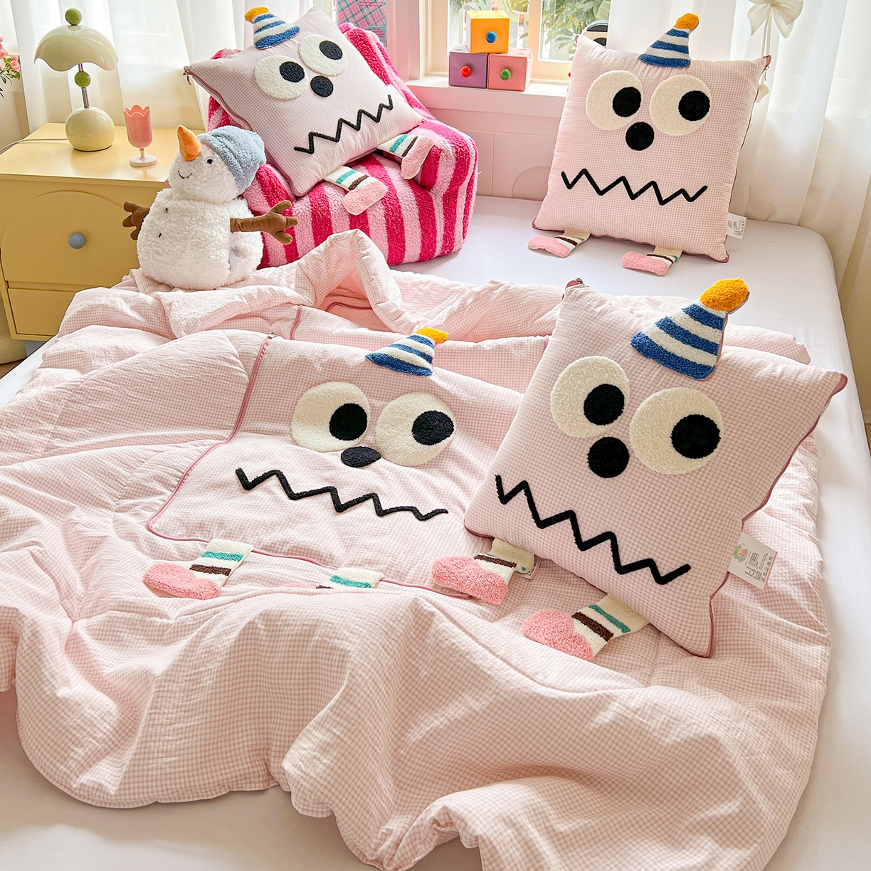 91家纺网 家纺一手货源 找家纺 古本家居 2026新款四季款水洗哈吉米抱枕被 四季立体哈吉米粉格